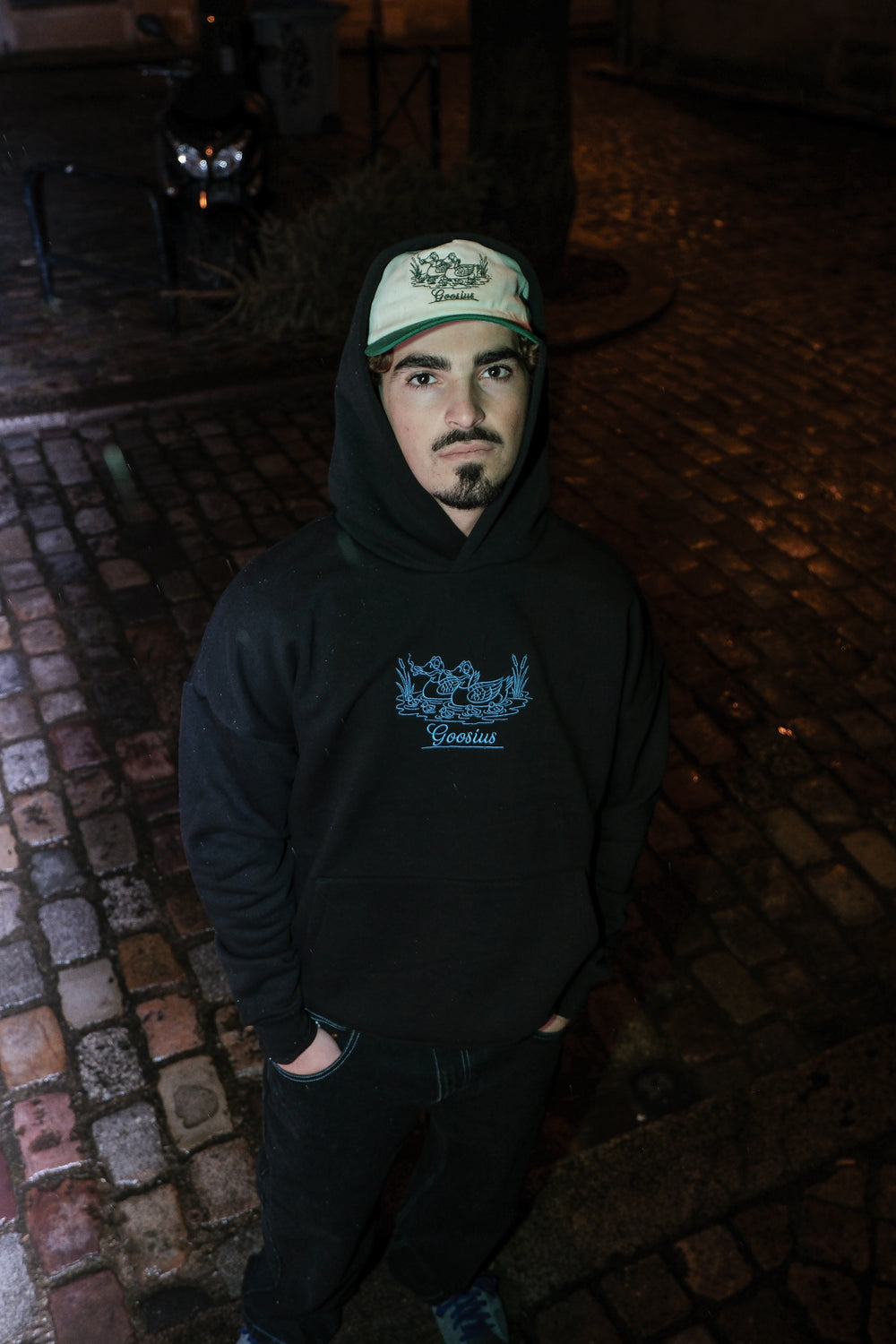 Hoodie Goosius noir, broderie bleue – vue 1